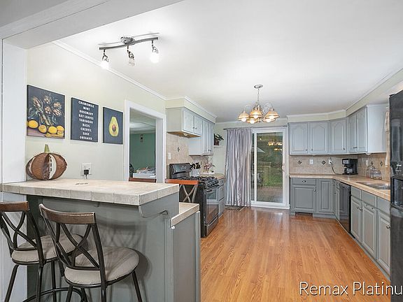4th image of 551 Valley Ave NW