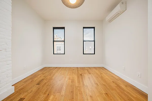 Rented by Space Link Realty | media 7