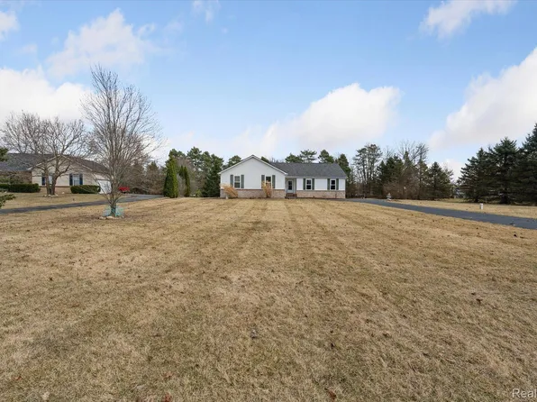 5817 Carter Ct, Howell, MI 48843