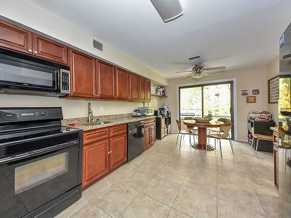 5th image of 71 Foxwood Dr