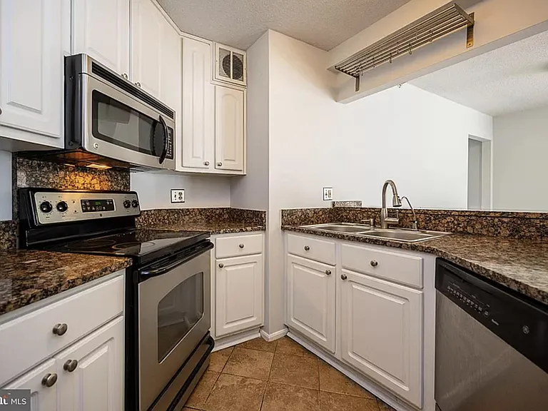 900 N Stafford St #905 — Photo 3
