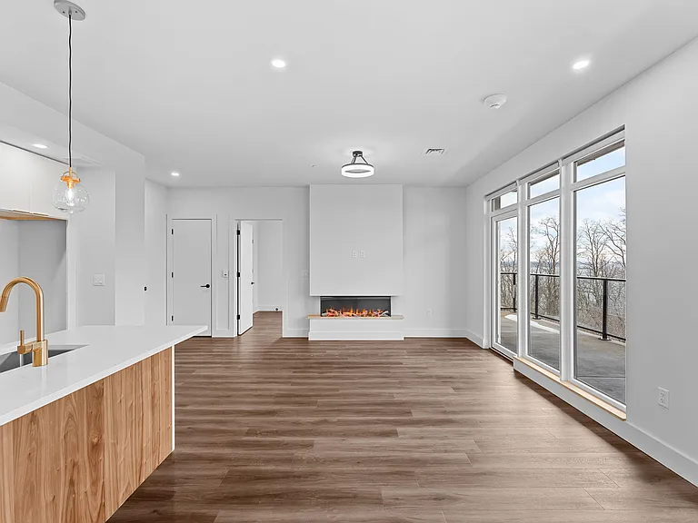 5th Floor Living Room
Unit 507