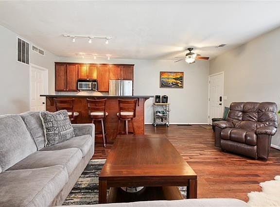 4th image of 907 W 41st Pl