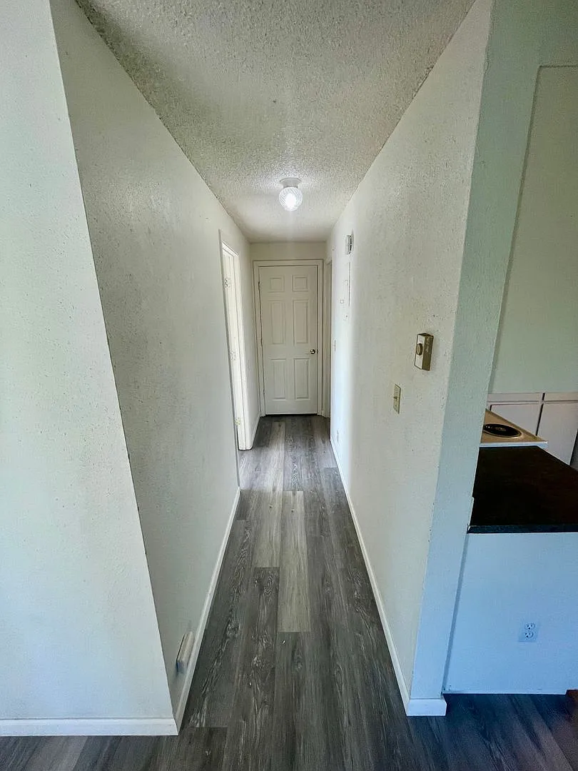 2-bedroom, 1-bathroom apartment with nearby parking with month-to-month lease. — Photo 3