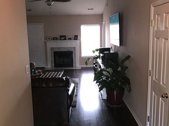 3rd image of 106 Hunters Wood Dr
