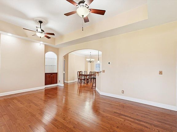 4th image of 985 Claudette Dr
