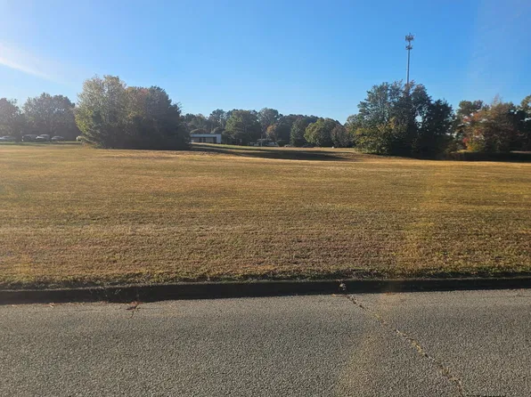 60 Executive Dr, Jackson, TN 38305