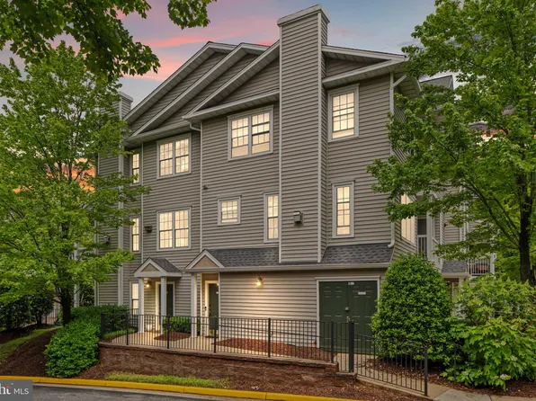 12876 Fair Briar Ln, Fairfax, VA 22033