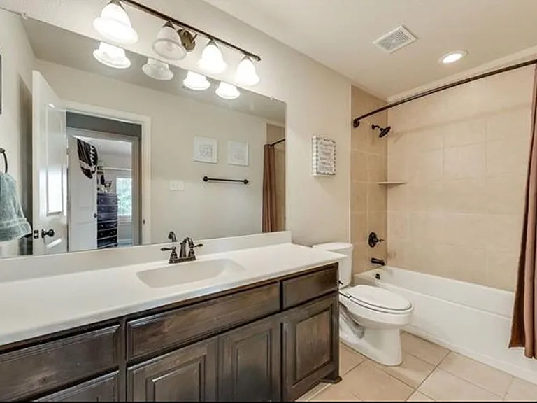 3814 Hyde Park Dr — Photo 2