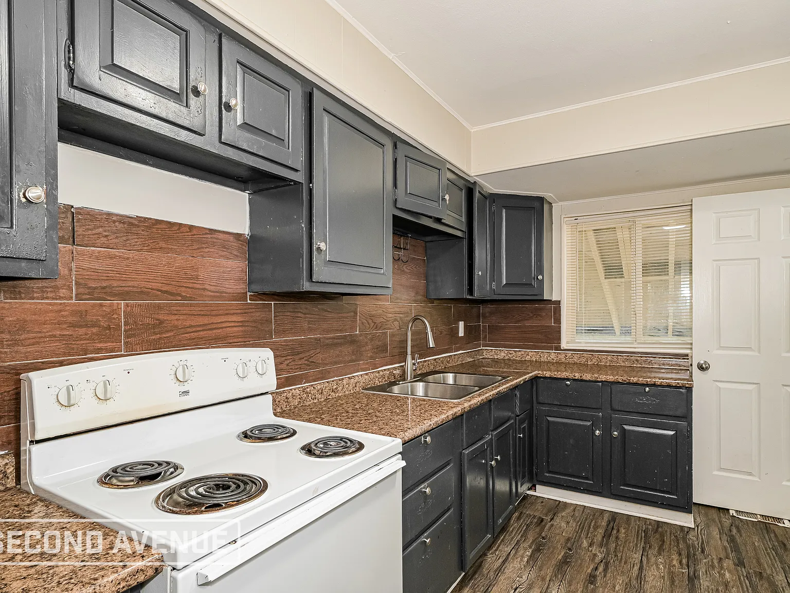 5 bed, 1.0 bath, 1467 sqft, $1,550 — Photo 2