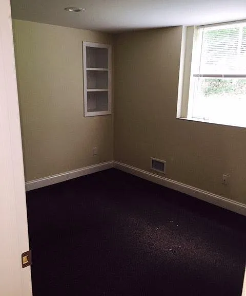 328 E Broadway — Photo 15