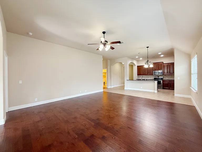 4303 Oak Bluff Dr — Photo 16