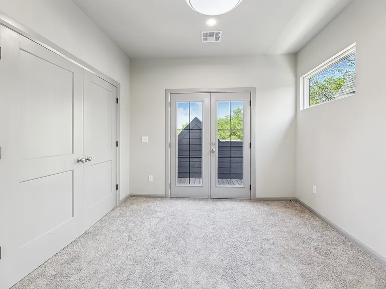 421 W Fort Worth St — Photo 33