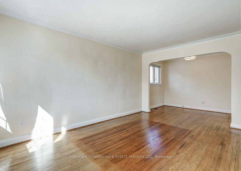 6th image of 20 Gardens Cres