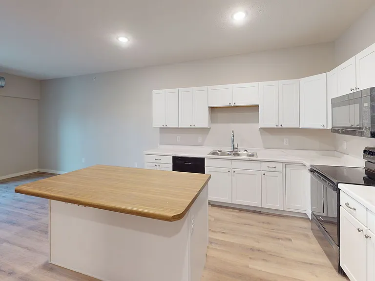 South Pointe Apartments — Photo 8