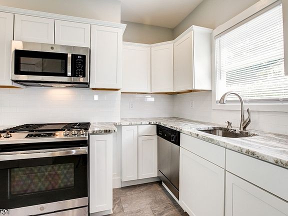 3rd image of 246 William St