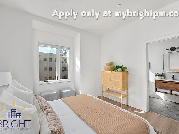 3rd image of 2224 I St #2B-2Ba-1100Sqft