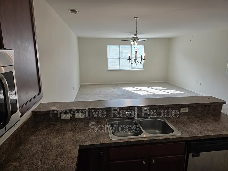 2424 Chancery Ln — Photo 10