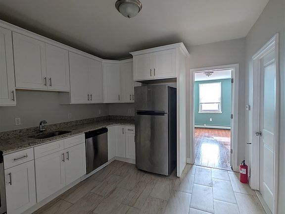 3rd image of 719 28th St Floor 2