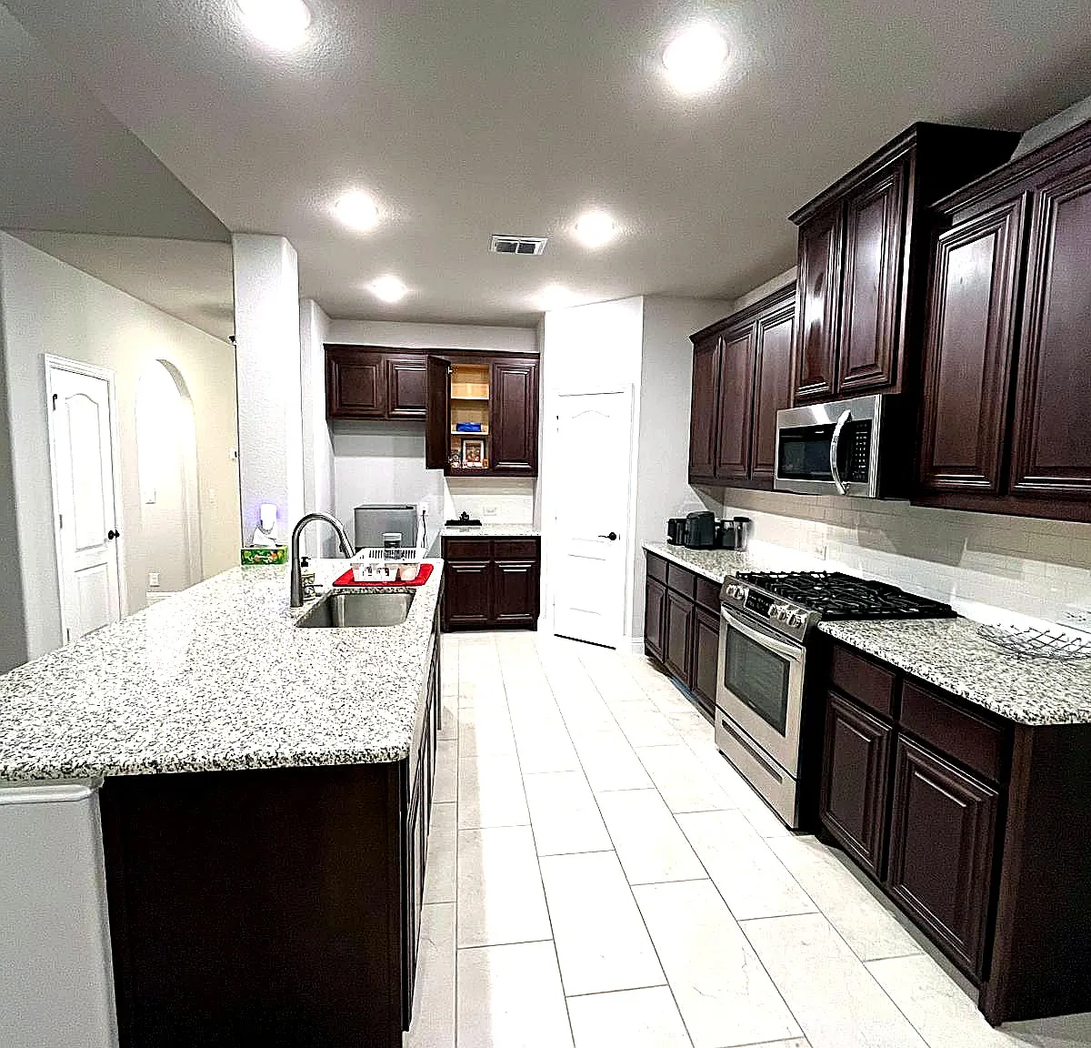 5 bed, 3.5 bath, 3428 sqft, $4,000 — Photo 3