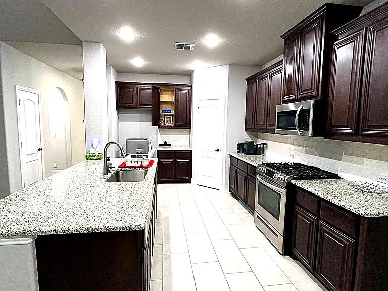 2909 Parkwood Cir — Photo 3