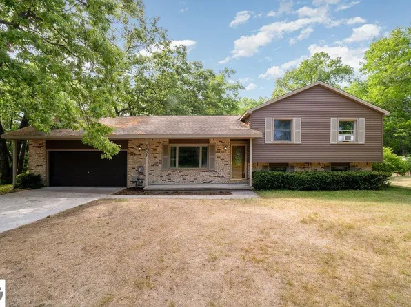 6834 Roanoak Rd, Oscoda, MI 48750