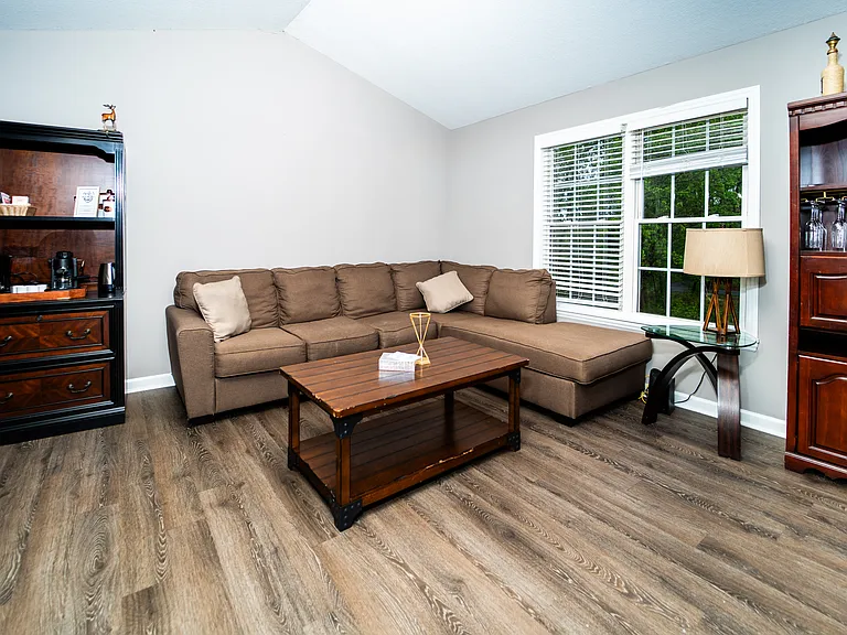390 Oakview Park Rd — Photo 3