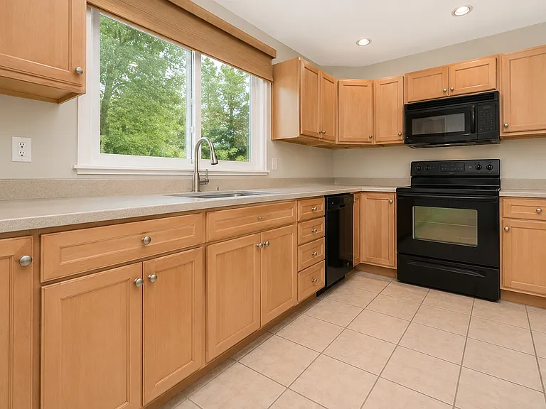 83 Plaskon Dr — Photo 5