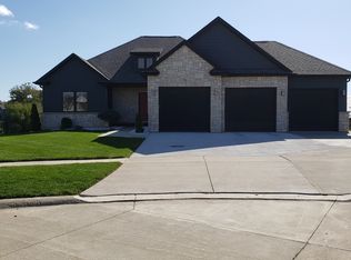 12 Blackstone Ct, Le Claire, IA 52753