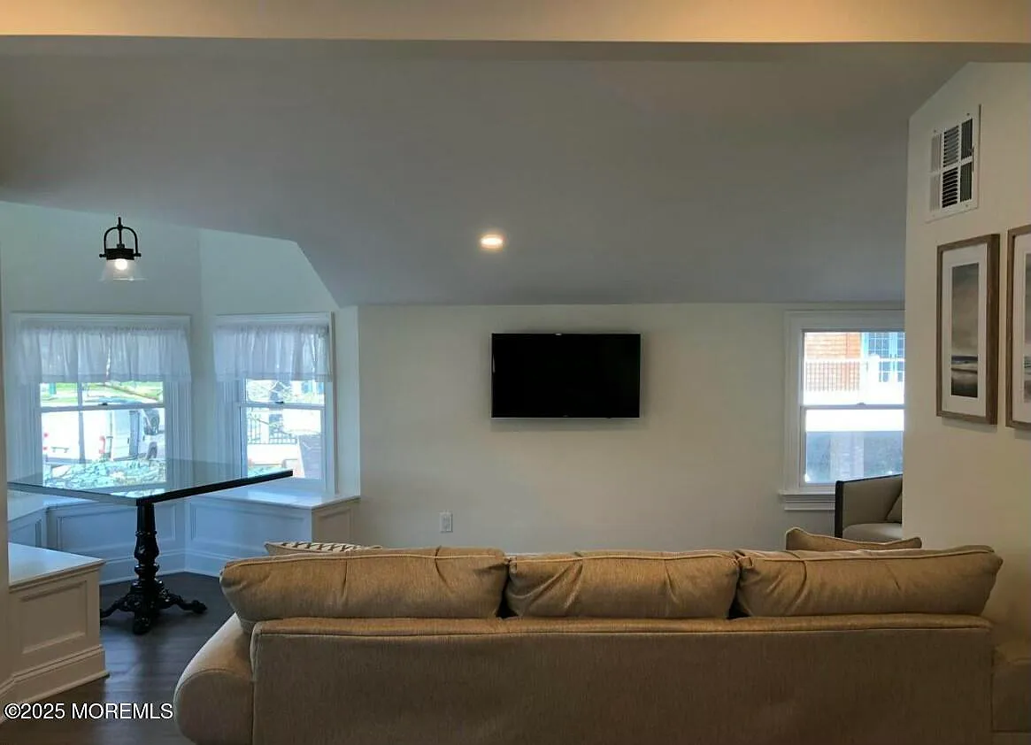 2 bed, 3195 sqft, $2,800 — Photo 2