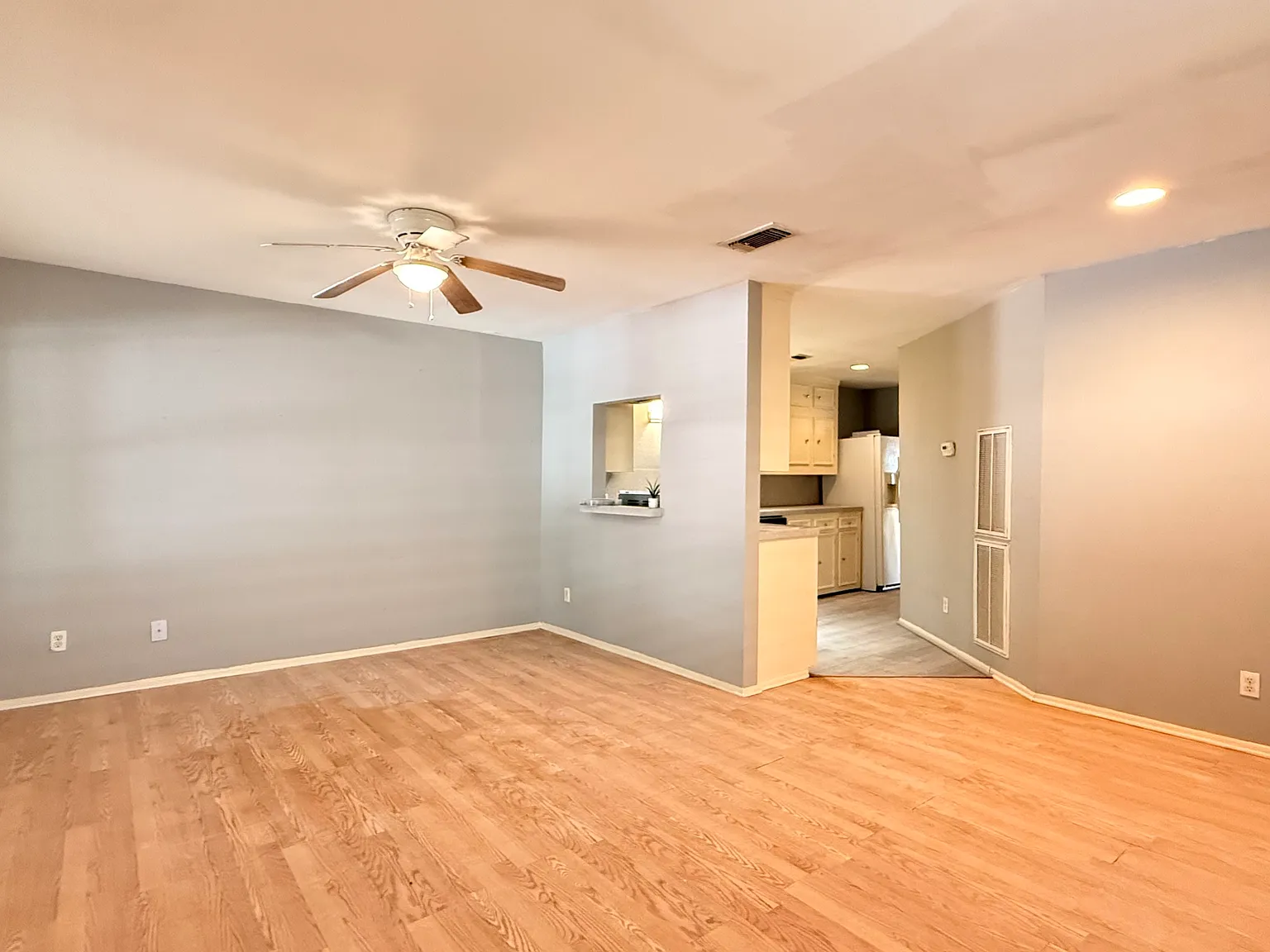 2 bed, 855 sqft, $1,900 — Photo 2