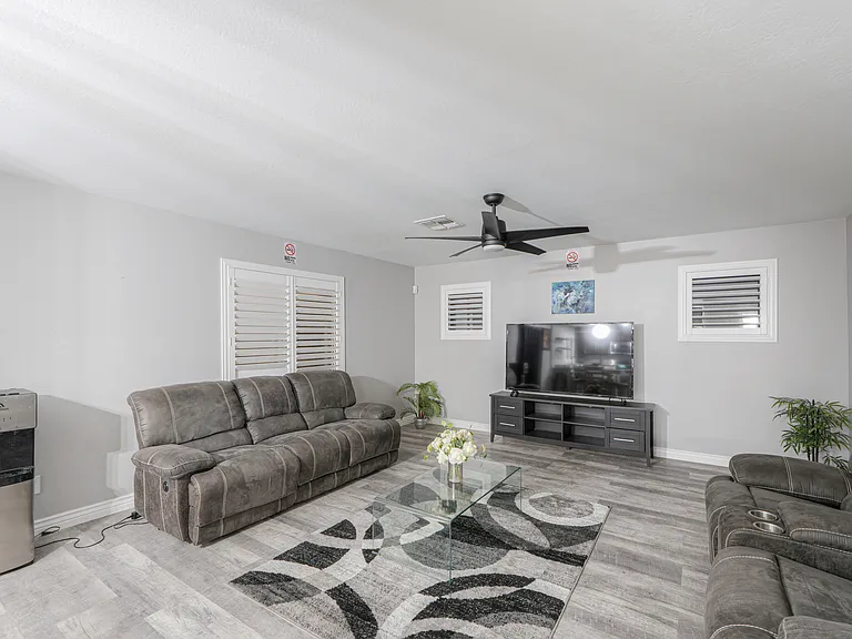 1235 W Castle Dr — Photo 14