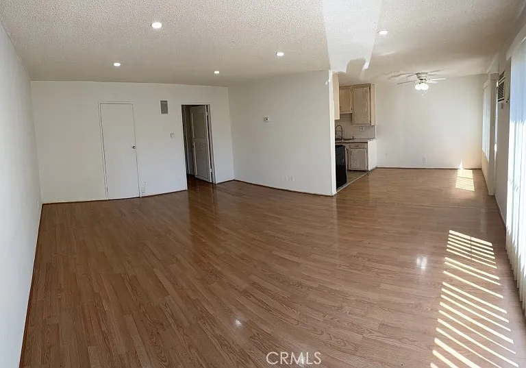 14218 Sylvan St — Photo 2