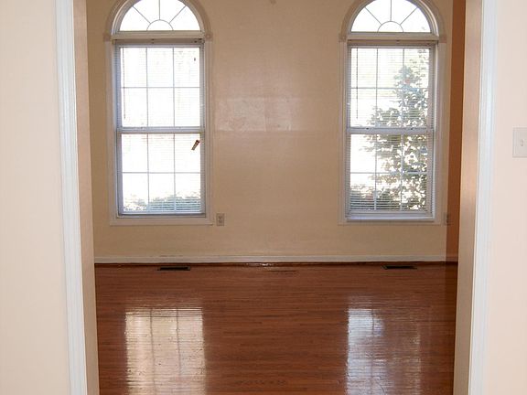 5th image of 172 Kingston Dr