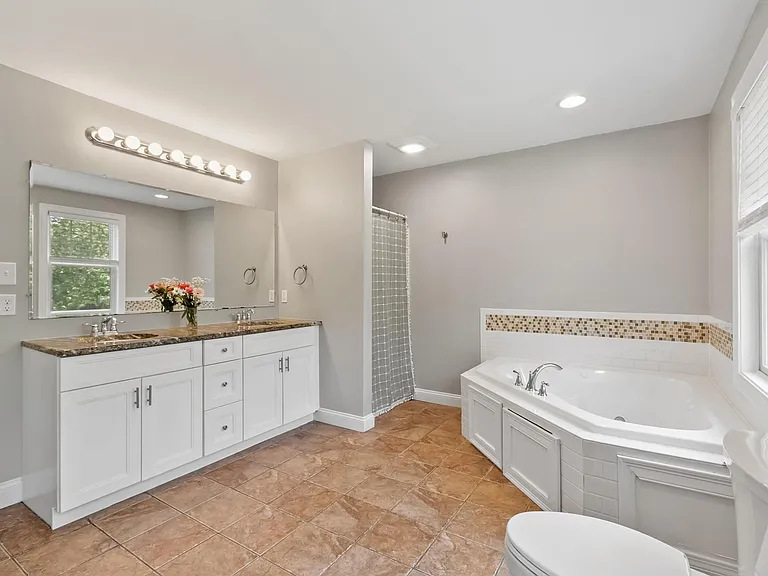 22 Valley Forge Cir — Photo 10