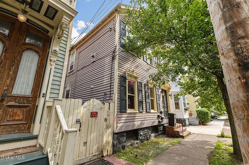3rd image of 134 Front Street