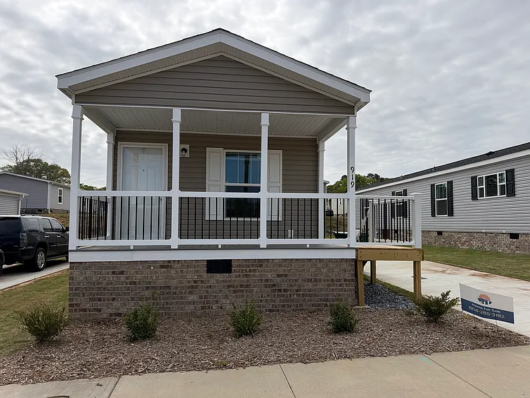 919 Atlanta Dr — Photo 1