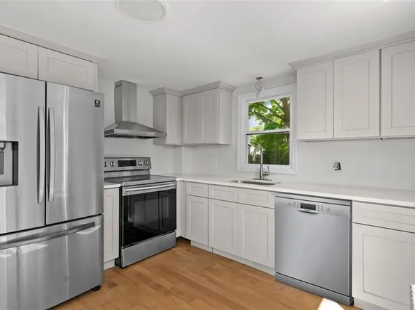 56 Kingsford Ave E, Riverside, RI 02915