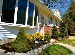9 Roxanne Ct, Huntington Station, NY 11746