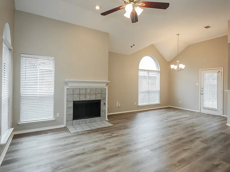 2124 Creek Royal Dr — Photo 3