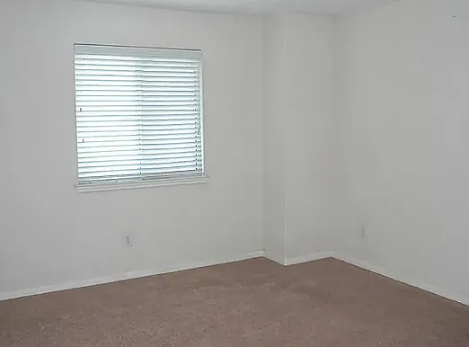4 bed, 2379 sqft, $2,400 — Photo 4