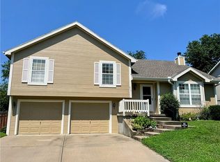 213 Carriage Xing, Lansing, KS 66043