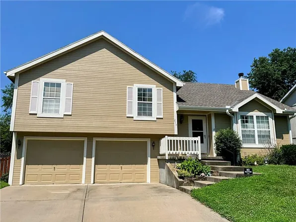 213 Carriage Xing, Lansing, KS 66043