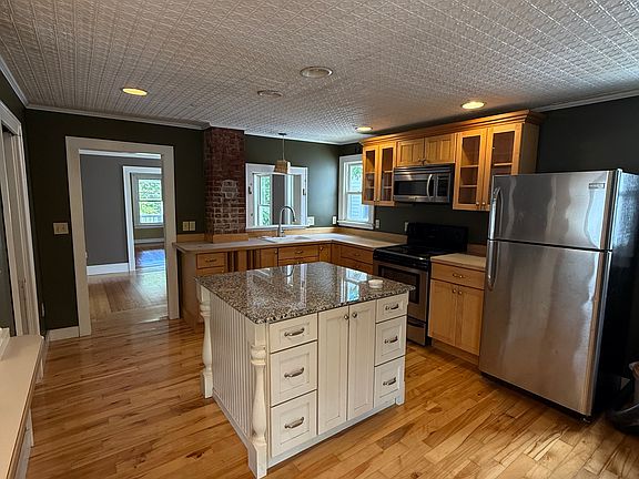 3rd image of 32 Irving St #2