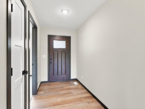 3rd image of 1405 E Carol St