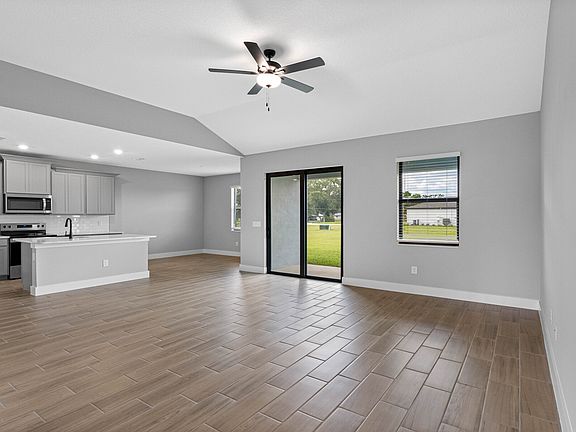 Move freely between the kitchen, dining area and family room