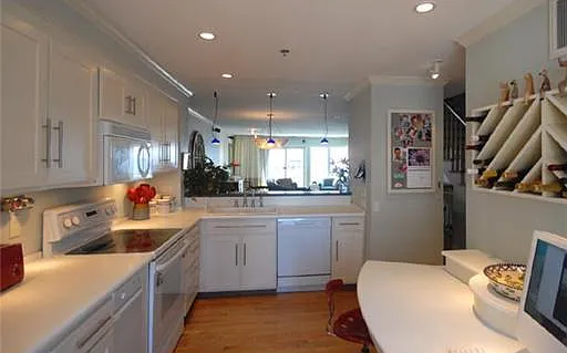 303 Chandlers Wharf — Photo 2