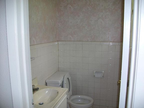 5th image of 718 W Avenue E