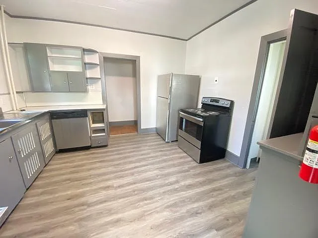 227 E High St — Photo 3