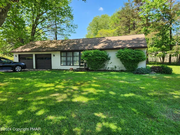 300 Summit Ave, Pocono Summit, PA 18346